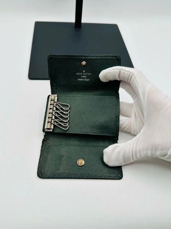 Louis Vuitton Taiga Key / Card Holder - Picture 8 of 11